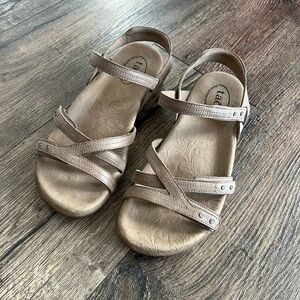 Taos Footwear Women’s Happy Sandals in taupe